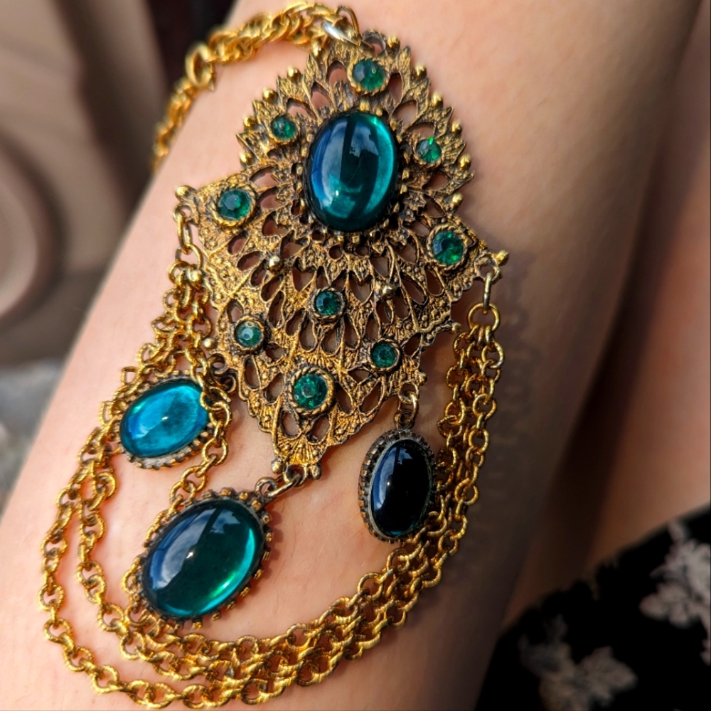 Gorgeous vintage necklace set